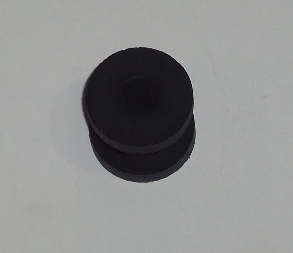 Schwarzes gummiertes Element, das vermutlich Teil eines Lüftermotors ist, ähnlich der DAIKIN Ausstattung für Heiz- und Kühlsysteme.